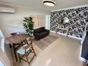 TV - Updated 1 Bedroom in Boutique Mid-Century Building (Fort Lauderdale)