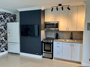 Fridge, microwave, oven, coffee/tea maker - Updated 1 Bedroom in Boutique Mid-Century Building (Fort Lauderdale)