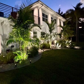 Property grounds - Updated 1 Bedroom in Boutique Mid-Century Building (Fort Lauderdale)
