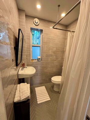 Shower - Cozy Studio in Boutique Mid-Century Building (Fort Lauderdale)