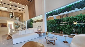 Ein modernes Interieur mit einem weißen Sofa, einem Holztisch und einer Wendeltreppe.
