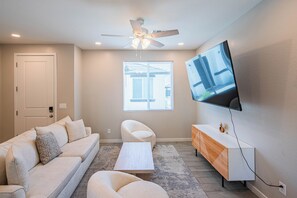 Living area - The One 112 (Glendale)