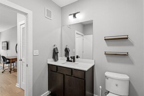 Free toiletries, towels, soap, shampoo - 2112 Thornton (Austin)