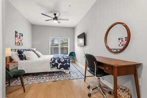 Iron/ironing board, free WiFi - 2112 Thornton (Austin)