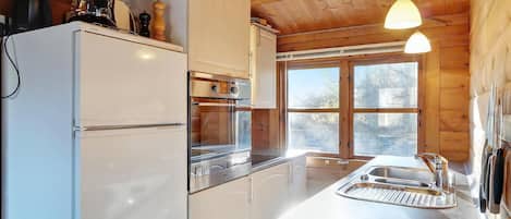 Réfrigérateur, un four, surface de cuisson, lave-vaisselle