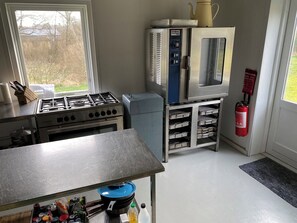 Fridge, microwave, oven, stovetop - Lodshuset - holiday party and leisure activity (Ørsted)
