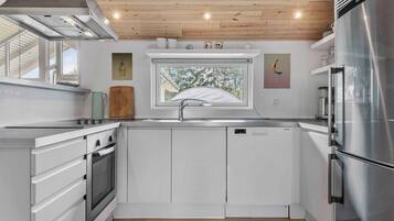 Frigorifero, piano cottura, lavastoviglie, macchina per tè/caffè