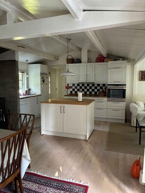 Fridge, oven, stovetop, dishwasher - Charming holiday home with sauna (Nykøbing Sj)