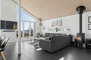 Una chimenea, un reproductor de DVD, un reproductor estéreo