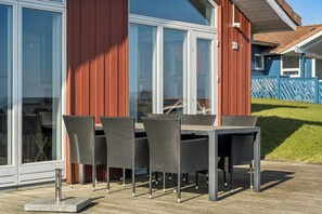 Outdoor dining - Sea view spa and space for the whole family (Augustenborg)