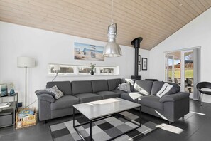 Una chimenea, un reproductor de DVD, un reproductor estéreo