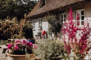 Unclassified image, 4 of 15, button - Idillyc house on horsefarm called Enggaarden (Dronningmølle)