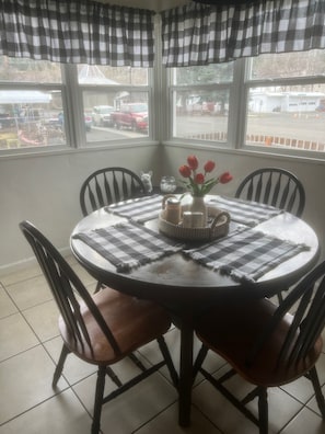Dining - Bear's Den (John Day)