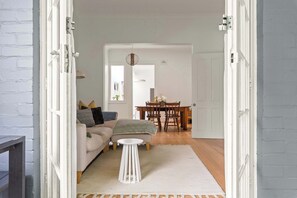 TV - Charming 3 Bed Terrace in Leafy Annandale (Annandale)