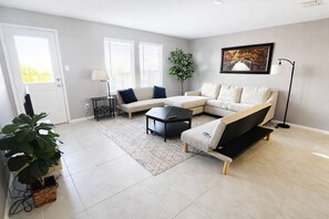 TV connectée, livres, écrans d'ordinateur