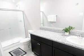 Hair dryer, towels, soap, shampoo - 3-bedroom house in wonderful Little Elm with beautiful greenery backyard (Little Elm)
