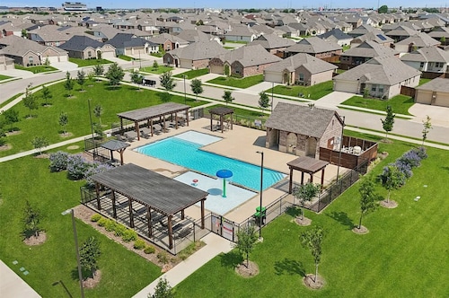 3-bedroom house in wonderful Little Elm with beautiful greenery backyard