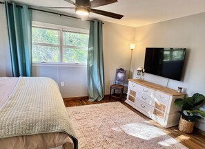 Tabla de planchar con plancha, wifi y ropa de cama