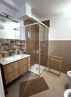 Casa geminada básica, para não fumantes | Banheiro | Chuveiro, secador de cabelo, toalhas de banho, sabonete