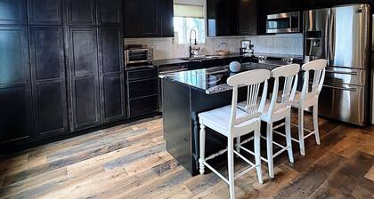 Cozy 2-bedroom house with AC and river view in quiet Milton-Freewater