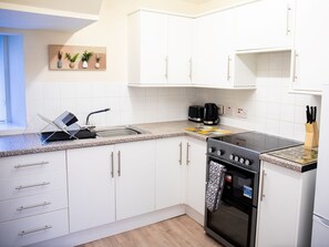 Oven, toaster, cookware/dishes/utensils - Mill Cottage - a tranquil cottage location for 4 guests (Forres)