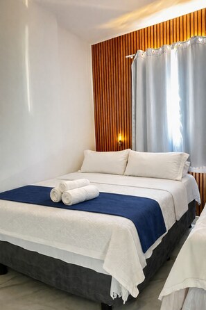 Tabla de planchar con plancha, internet y ropa de cama 