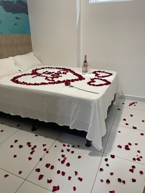 Tabla de planchar con plancha, internet y ropa de cama 