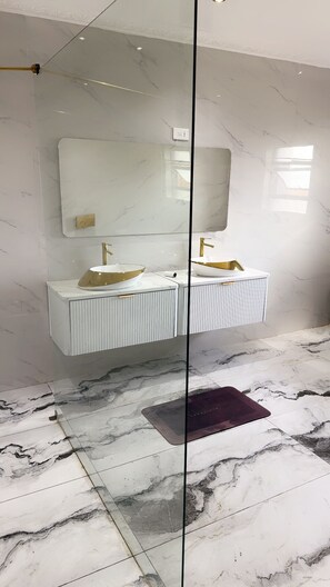 A modern bathroom with two sinks, a large mirror, and marble flooring. - Holiday Villa Marondera (Marondera)