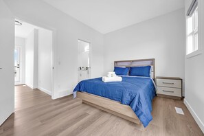 Standard Villa, City View | Iron/ironing board, free WiFi - yyc villas (Calgary)
