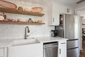 Réfrigérateur, four à micro-ondes, un four, surface de cuisson