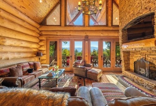 Sleeps 26 Pampered Guests 2 Hot Tubs 15 Min Gatlinburg 8 BR 9.5 Bath Theater 