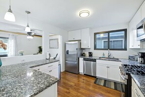 Fridge, microwave, oven, stovetop - New! 3BR Stylish Home near San Francisco & Airport (Daly City)