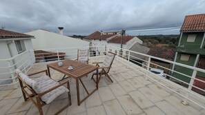 Outdoor dining - Starlight Villa - Rooftop Terrace Townhome with AirCon in Pinheiro de Coja (Pinheiro de Coja)