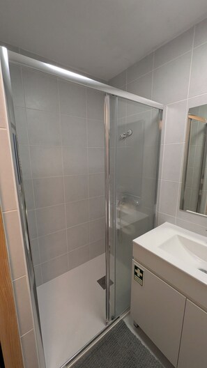 Shower, hair dryer, towels, soap - Starlight Villa - Rooftop Terrace Townhome with AirCon in Pinheiro de Coja (Pinheiro de Coja)