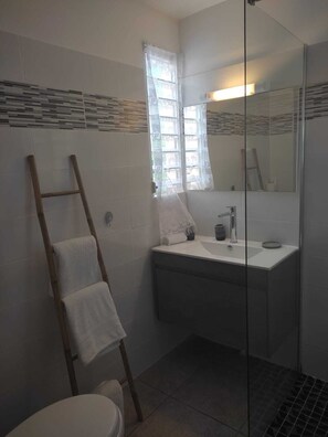 Hair dryer, towels, soap, toilet paper - Lovely, comfortable studio in a pleasant location les hameaux (Sainte-Anne)