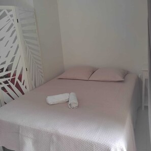 Iron/ironing board, WiFi, bed sheets - Lovely, comfortable studio in a pleasant location les hameaux (Sainte-Anne)