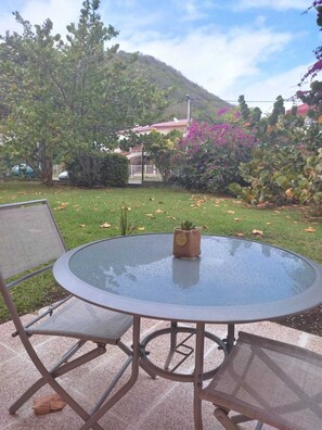 Outdoor dining - Lovely, comfortable studio in a pleasant location les hameaux (Sainte-Anne)