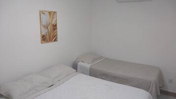 Quarto triplo | Ferros/tábuas de passar roupa, Wi-Fi de cortesia