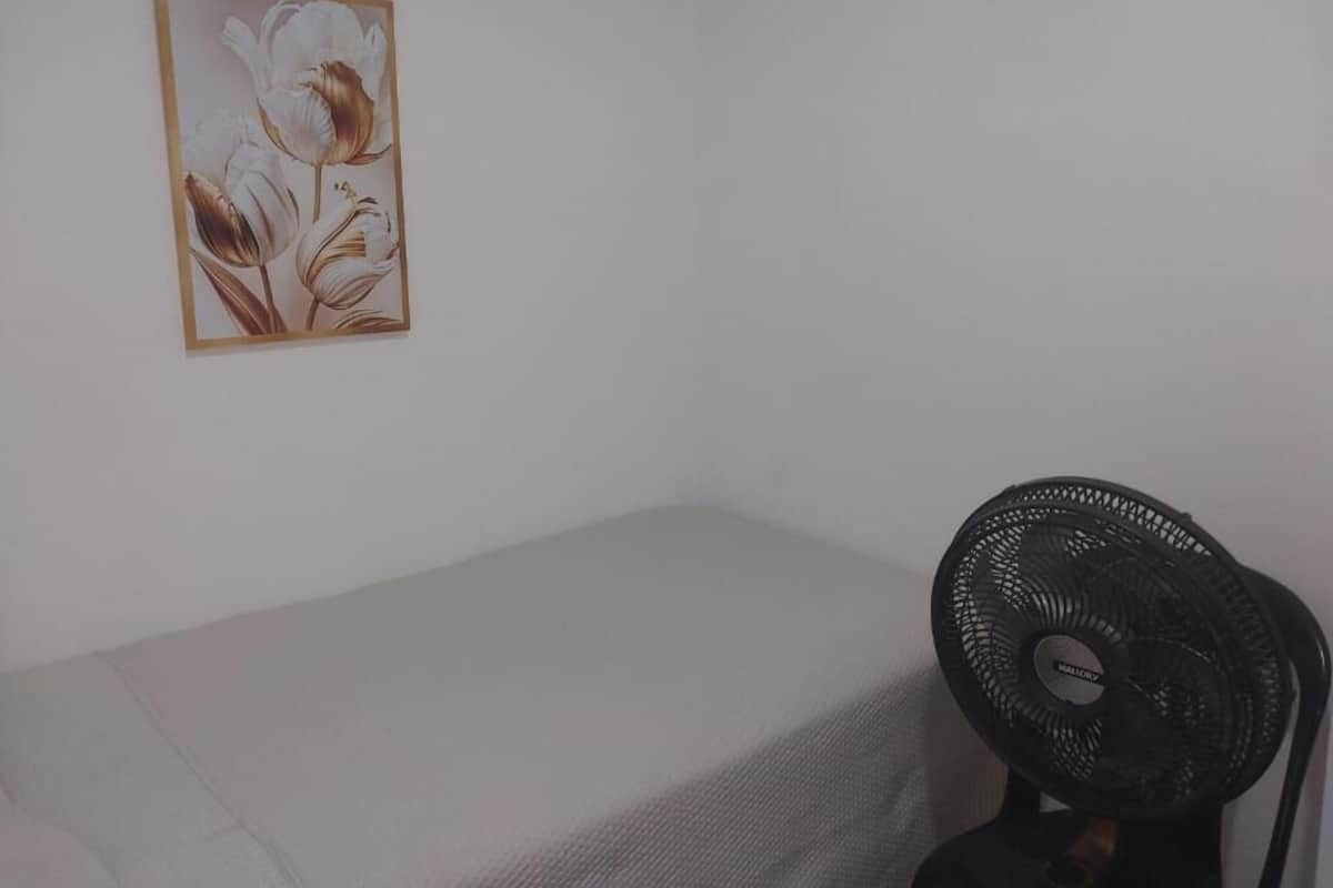 Quarto solteiro | Ferros/tábuas de passar roupa, Wi-Fi de cortesia