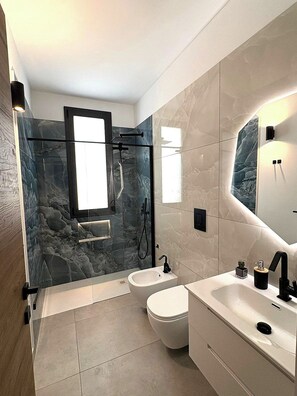 Kostenlose Toilettenartikel, Haartrockner, Handtücher