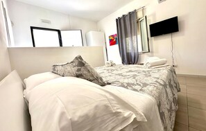 1 bedroom, iron/ironing board, free WiFi, bed sheets - Free House A Private Pool Oasis (Syracuse)