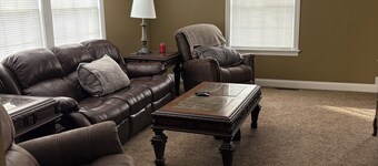 Perfect 2-bedroom house with AC in lovely Erie