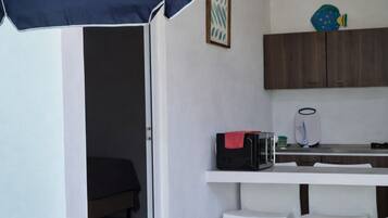 Apartment, 1 Bedroom, Kitchen, Pool View | Interior