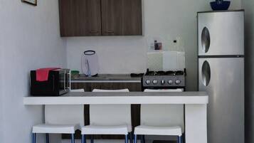 Apartamento, 1 habitación, cocina, vistas a la piscina | Cocina privada | Frigorífico grande, microondas, horno y utensilios de cocina