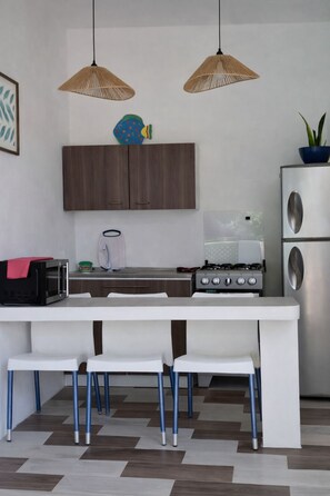 Apartamento, 1 habitación, cocina, vistas a la piscina | Cocina privada | Frigorífico grande, microondas, horno y utensilios de cocina