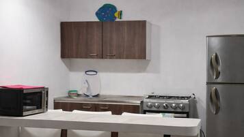 Huoneisto, 1 makuuhuone, keittiö, näköala uima-altaalle | Yksityinen keittiö | Täysikokoinen jääkaappi, mikroaaltouuni, uuni