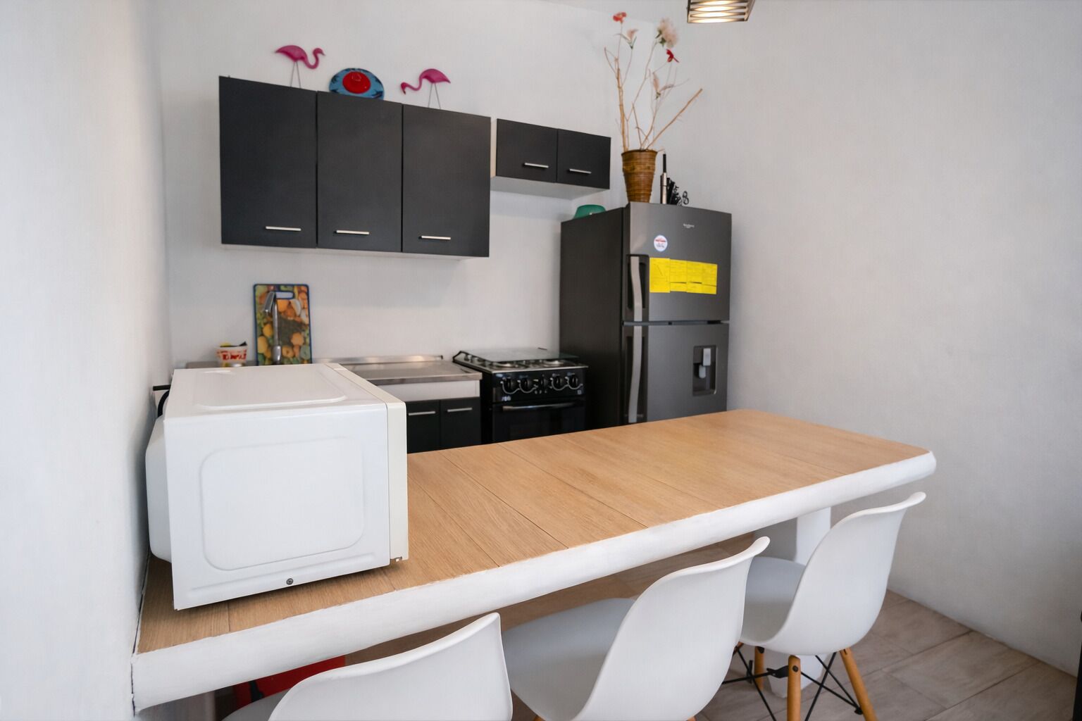 Departamento, 1 habitación, vista a la alberca | Cocina privada | Refrigerador con congelador, licuadora y utensilios de cocina 