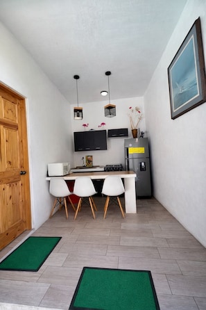 Huoneisto, 1 makuuhuone, näköala uima-altaalle | Yksityinen keittiö | Täysikokoinen jääkaappi, tehosekoitin