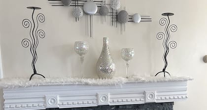 2-bedroom apartment in welcoming Windsor with AC and comfort.