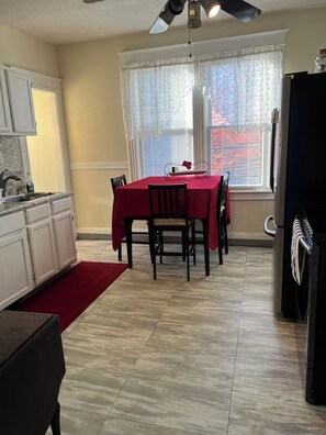 Fridge, microwave, oven, stovetop - 2-bedroom apartment in welcoming Windsor with AC and comfort. (Windsor)